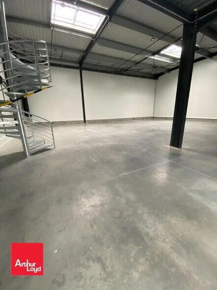 Flex in Chartres for lease - Interior Photo - Image 2 of 4