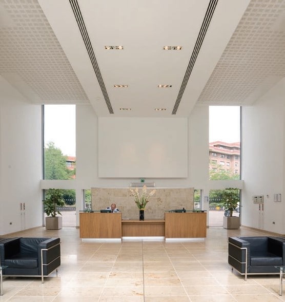 68-72 Hammersmith Rd, London for lease - Interior Photo - Image 2 of 8