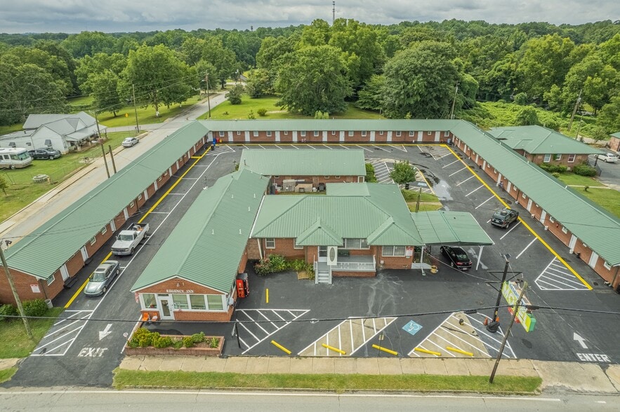 Own a City Block, Hotel, Apts, Houses portfolio of 3 properties for sale on LoopNet.com - Building Photo - Image 2 of 45