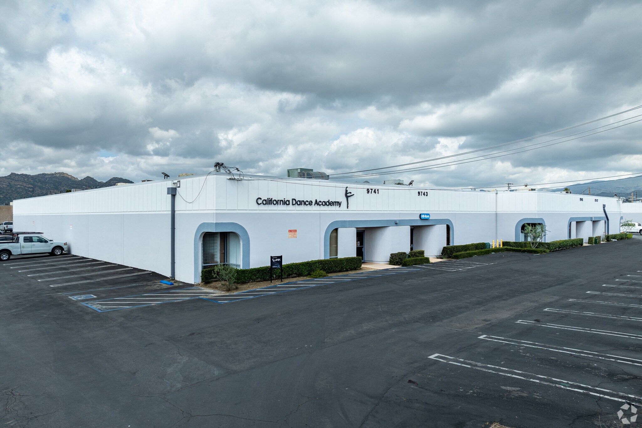 9741-9803 Independence Ave, Chatsworth, CA for lease Primary Photo- Image 1 of 8