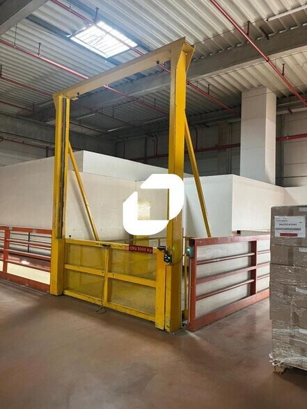 Industrial in Saint-Quentin-Fallavier for lease - Interior Photo - Image 3 of 17