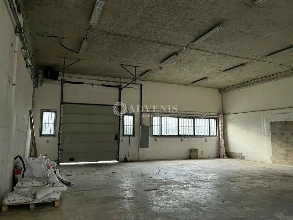 Flex in Plaisir for lease Building Photo- Image 1 of 8