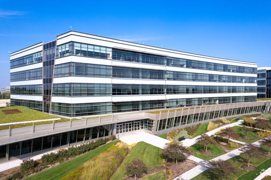 1 Horizon Way, Deerfield, IL for sale - Primary Photo - Image 1 of 1