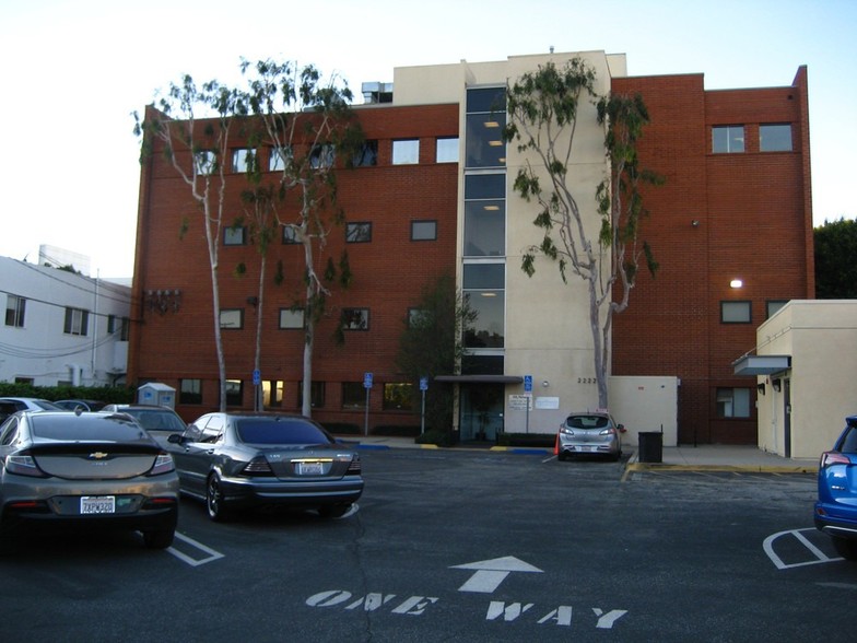 2222 Santa Monica Blvd, Santa Monica, CA for lease - Primary Photo - Image 2 of 25