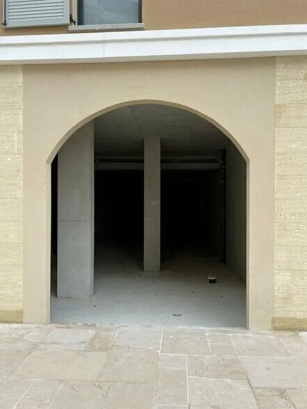 Retail in Aix-en-Provence for lease - Building Photo - Image 2 of 6