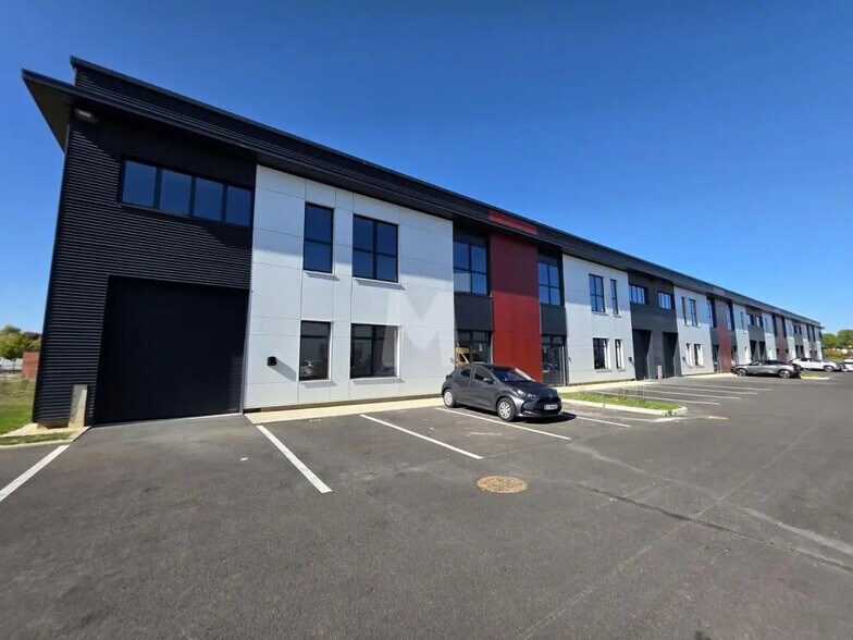 Flex in Lieusaint for sale - Building Photo - Image 2 of 9