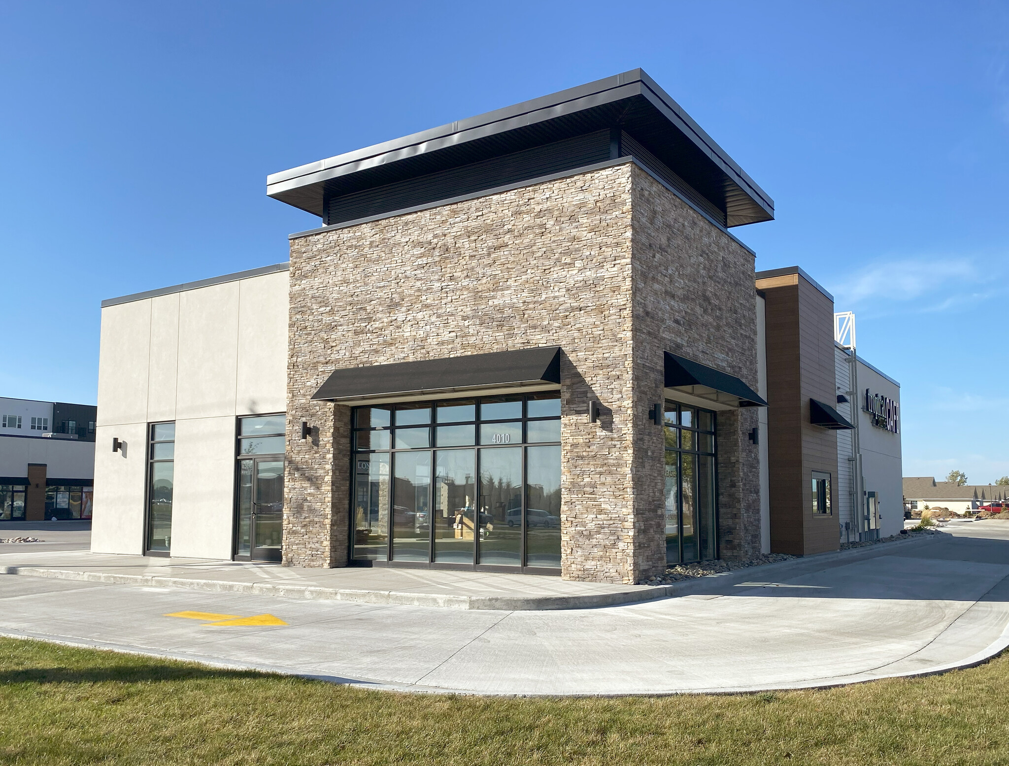 4002 S Washington St, Grand Forks, ND for lease Building Photo- Image 1 of 3