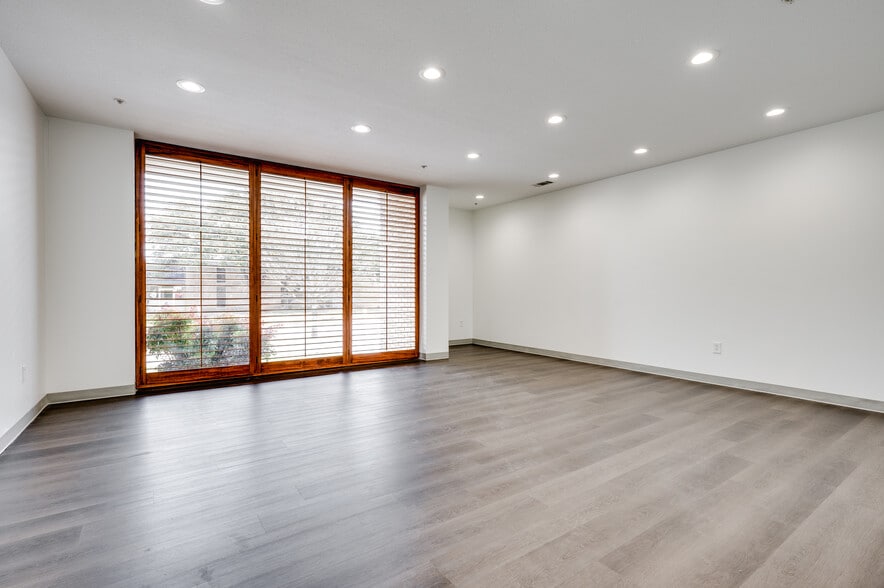 1208 Viceroy Dr, Dallas, TX for lease - Interior Photo - Image 1 of 5