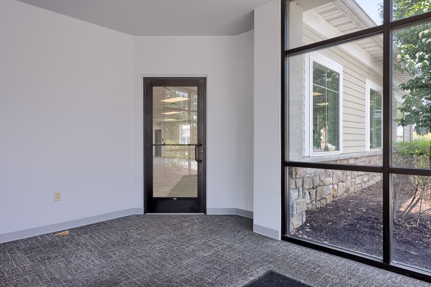 84 Doe Run Rd, Manheim, PA for lease - Building Photo - Image 2 of 18