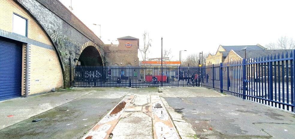 Three Colts Ln, London for lease - Building Photo - Image 3 of 9