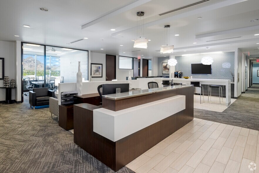 2415 E Camelback Rd, Phoenix, AZ for lease - Interior Photo - Image 1 of 34
