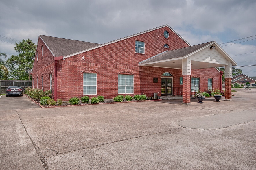 1414 S Friendswood Dr, Friendswood, TX for lease - Building Photo - Image 3 of 7