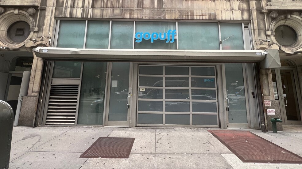 323-325 W 37th St, New York, NY for lease - Building Photo - Image 2 of 3