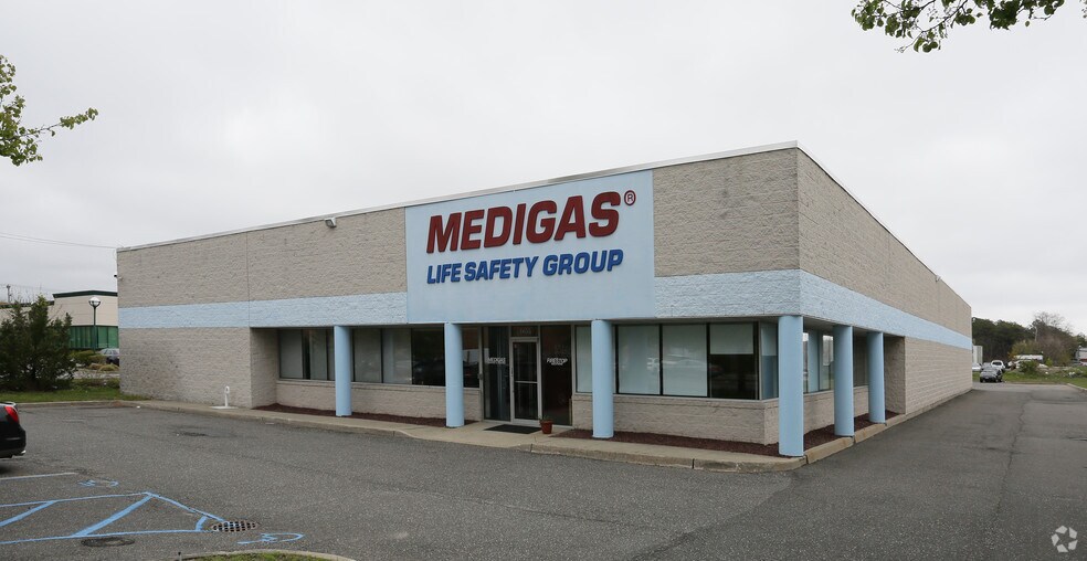 1655 Sycamore Ave, Bohemia, NY for sale - Primary Photo - Image 1 of 1