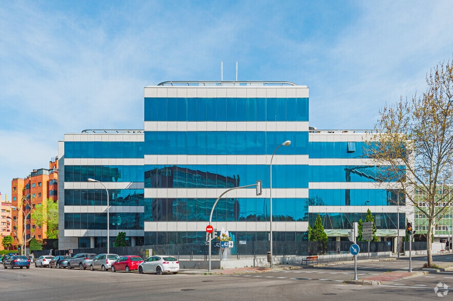 Calle de Julián Camarillo, 42, Madrid, Madrid for lease - Building Photo - Image 3 of 4