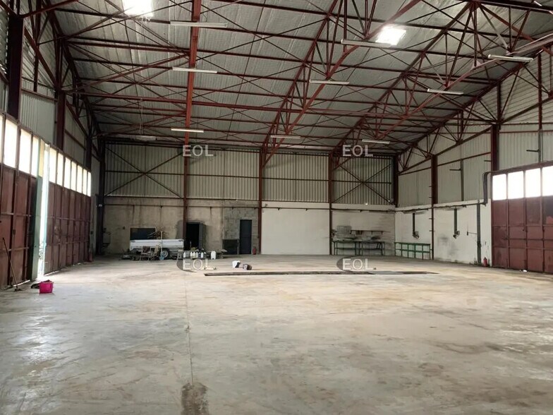 Flex in Vitrolles for lease - Interior Photo - Image 2 of 4