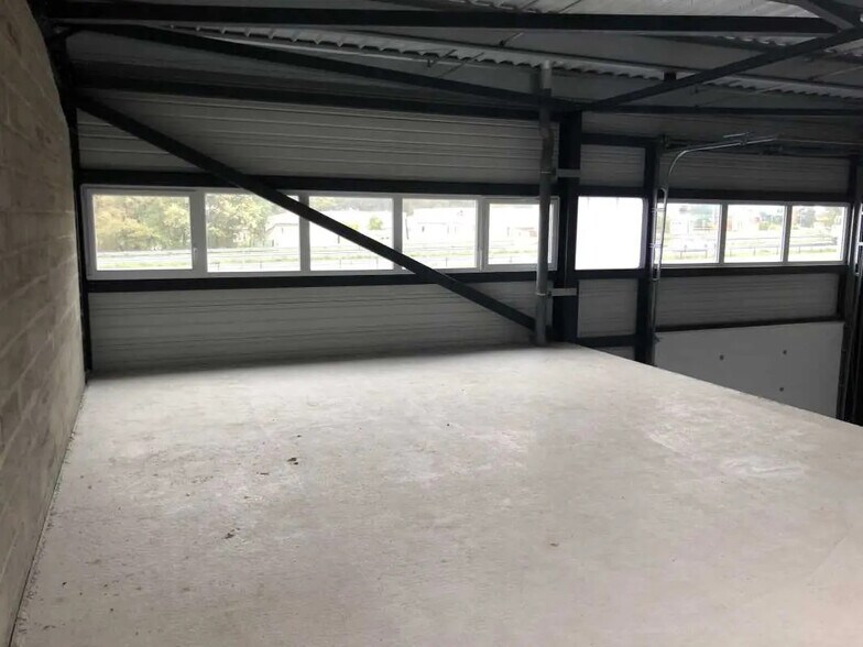 Flex in Beychac-et-Caillau for lease - Interior Photo - Image 3 of 4