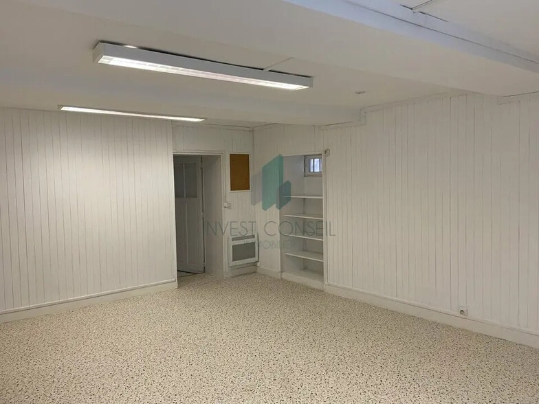 Office in Pontoise for lease - Interior Photo - Image 1 of 6