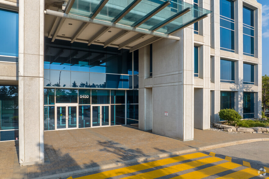 5450 Explorer Dr, Mississauga, ON for lease - Building Photo - Image 3 of 7