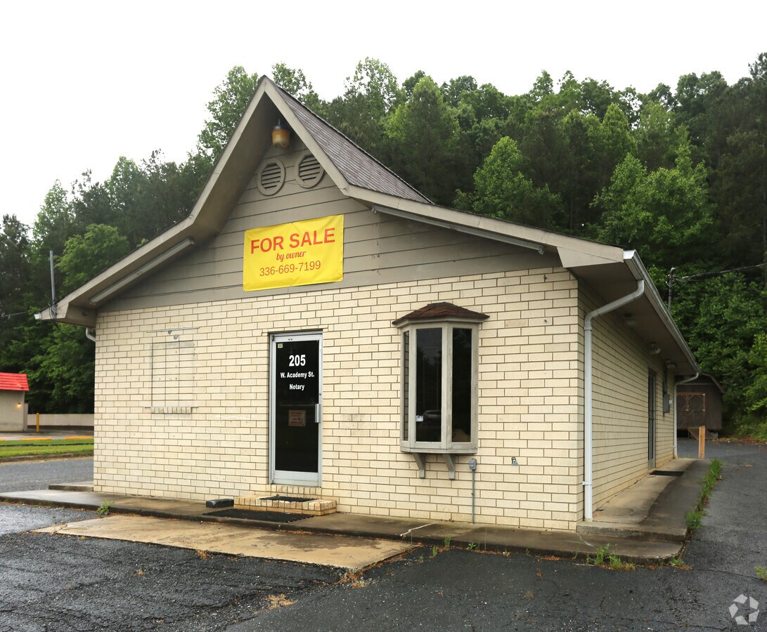 205 W Academy St, Randleman, NC 27317