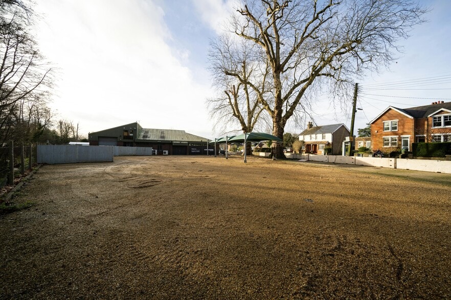 Harwoods Pulborough London Road portfolio of 2 properties for sale on LoopNet.com - Building Photo - Image 2 of 6