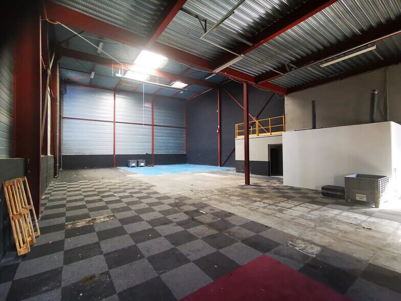 Flex in Montévrain for lease - Building Photo - Image 1 of 5