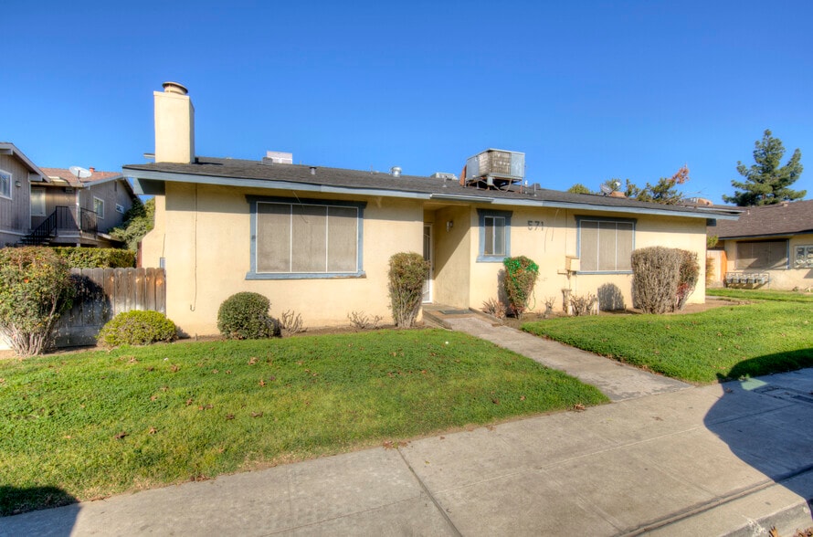 571 W Ashlan Ave, Clovis, CA for sale - Building Photo - Image 2 of 8