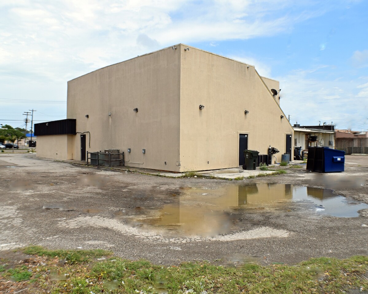 42234235 S Alameda St, Corpus Christi, TX 78412 Bar/Restaurant + 3