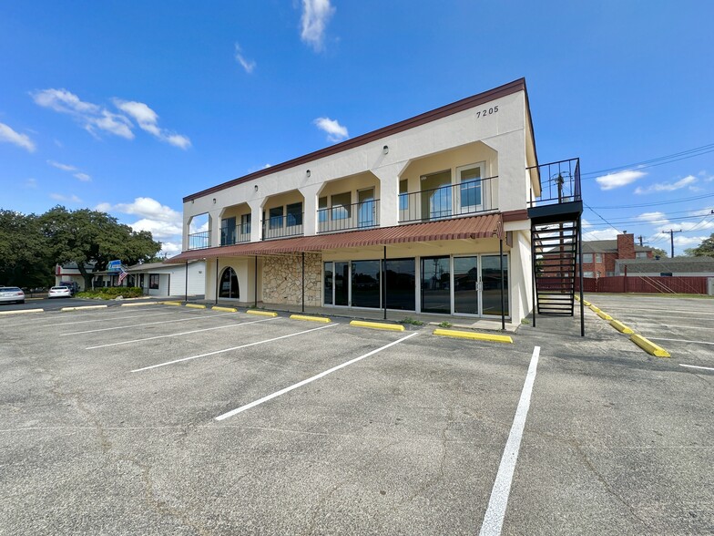 7205 Bandera Rd, San Antonio, TX for lease - Building Photo - Image 3 of 27