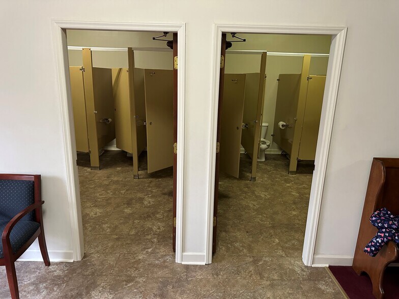 4368 Stokesdale Ave, Winston-Salem, NC for sale - Building Photo - Image 3 of 14