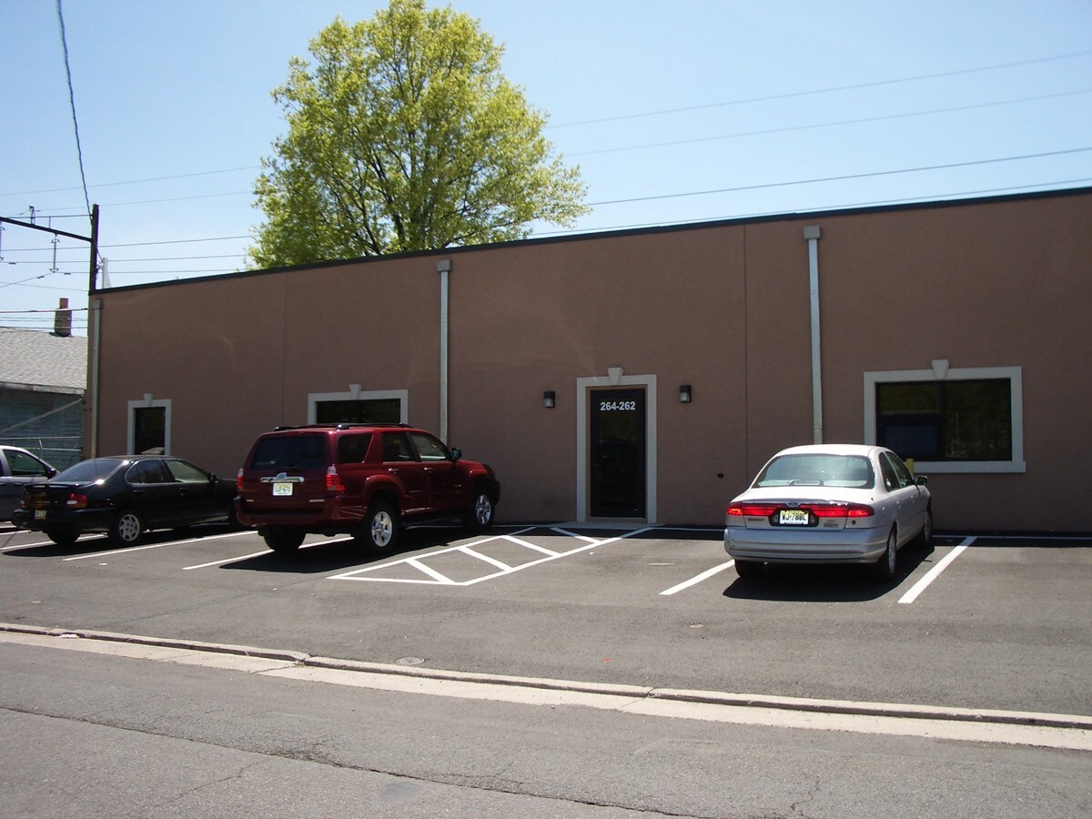 260264 Columbus Ave, Roselle, NJ 07203