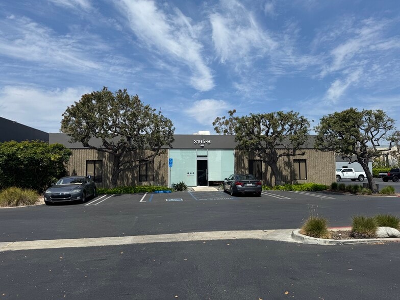 3195 Airport Loop Dr, Costa Mesa, CA for lease - Building Photo - Image 1 of 14