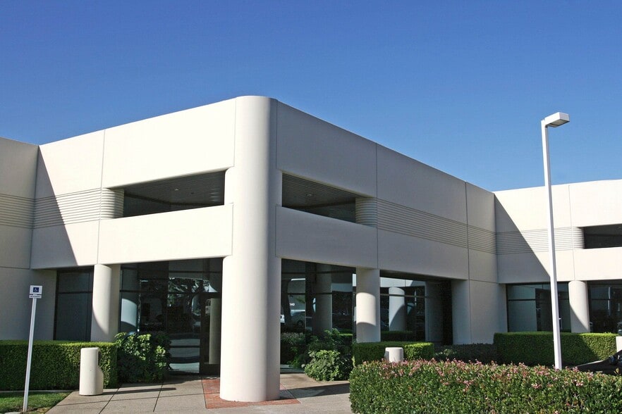213 Technology Dr, Irvine, CA for lease - Building Photo - Image 3 of 39