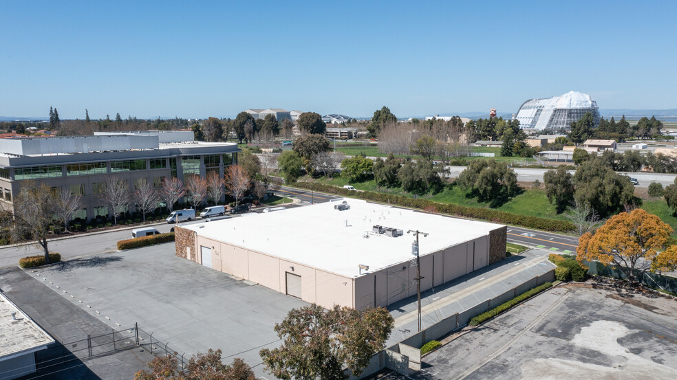 411-415 Fairchild Dr, Mountain View, CA for lease - Building Photo - Image 3 of 5