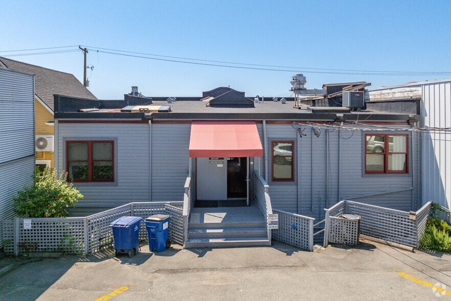 250-254 E 1st St, North Vancouver, BC for lease - Building Photo - Image 3 of 4