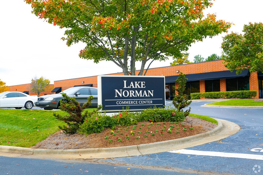 20464 Chartwell Center Dr, Cornelius, NC for lease - Building Photo - Image 3 of 5