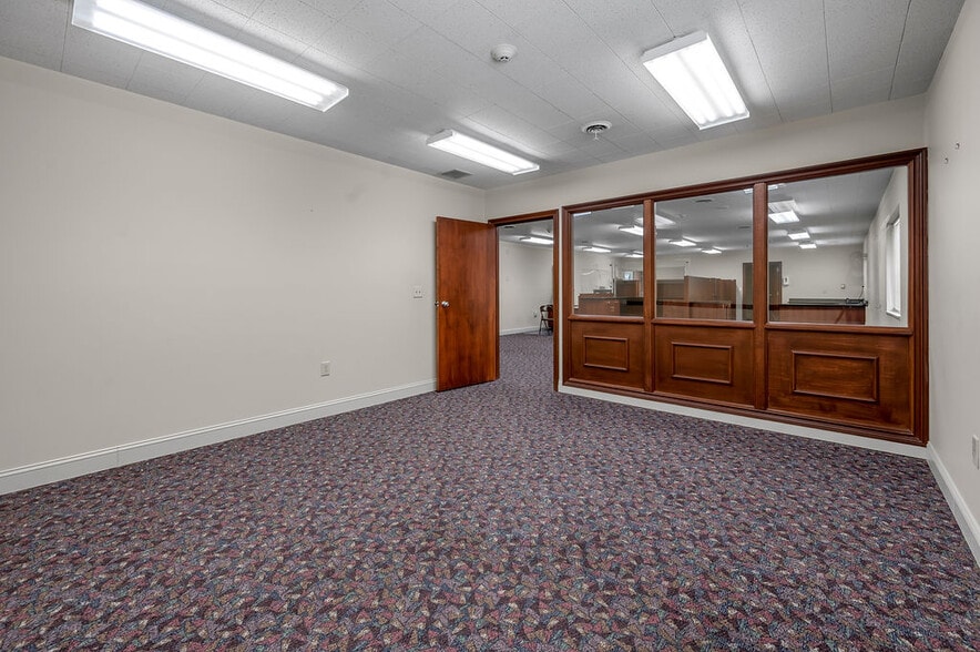 250 Crossfield Dr, Versailles, KY for sale - Building Photo - Image 3 of 47