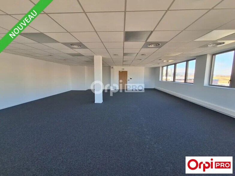 Office in Valence for lease - Interior Photo - Image 3 of 10