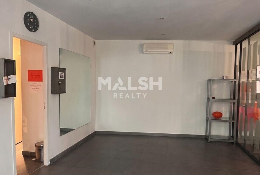 Retail in Lyon for lease - Interior Photo - Image 2 of 3