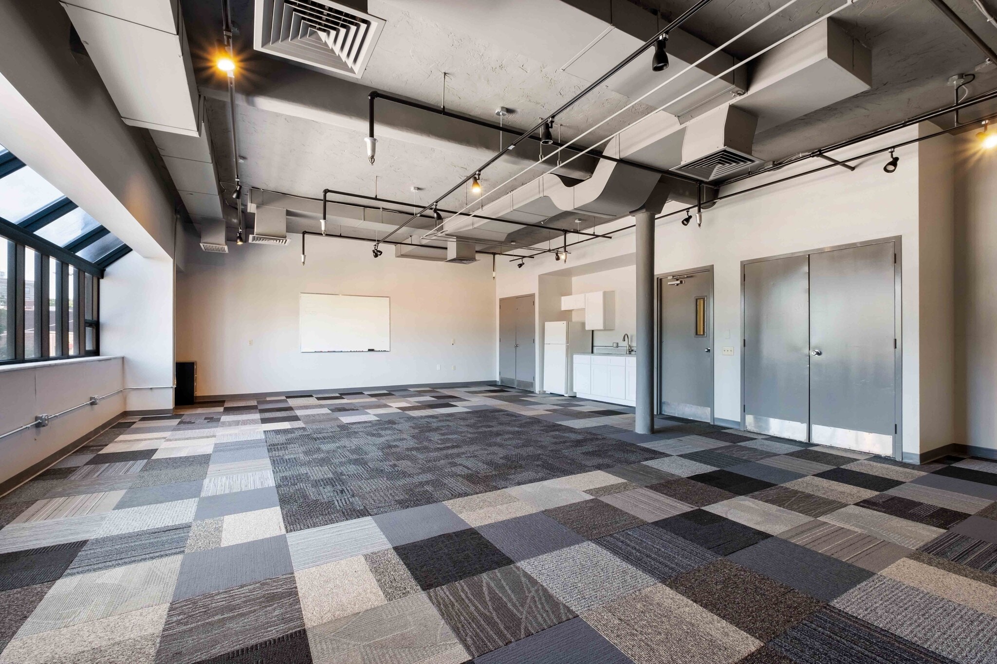 5877 Commerce St, Pittsburgh, PA for lease Interior Photo- Image 1 of 4