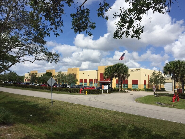 7735 SW Ellipse Way, Stuart, FL for lease - Primary Photo - Image 1 of 2