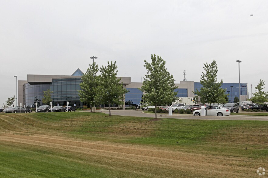 2655 Bristol Cir, Oakville, ON for lease - Building Photo - Image 2 of 2