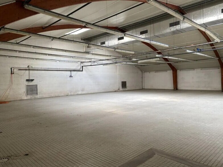 Industrial in Nantes for lease - Interior Photo - Image 2 of 6