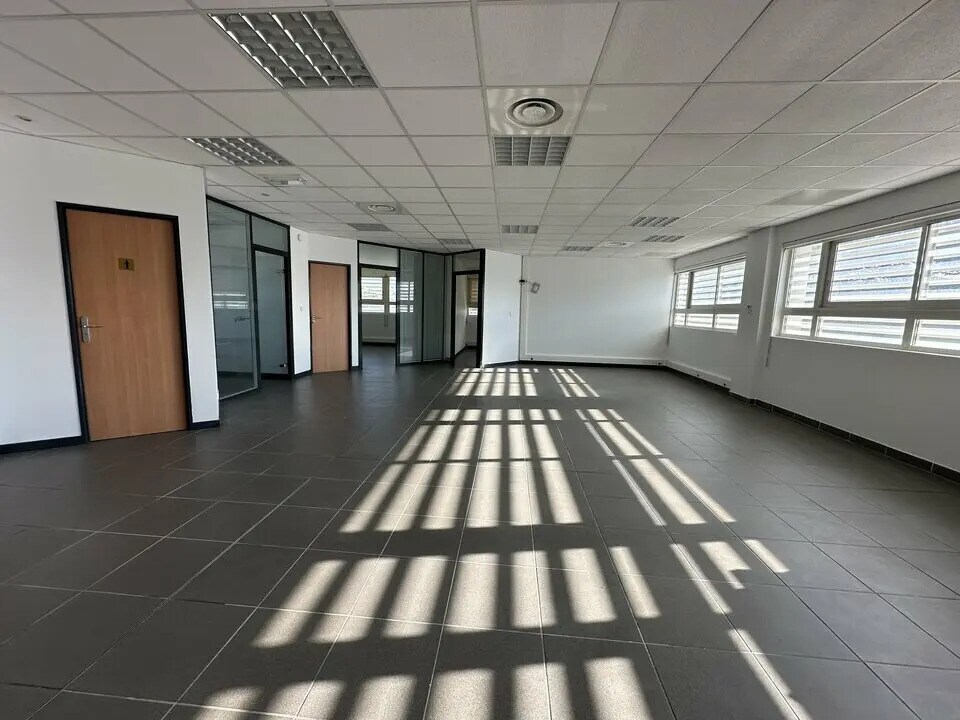 Office in Nîmes for lease Interior Photo- Image 1 of 11