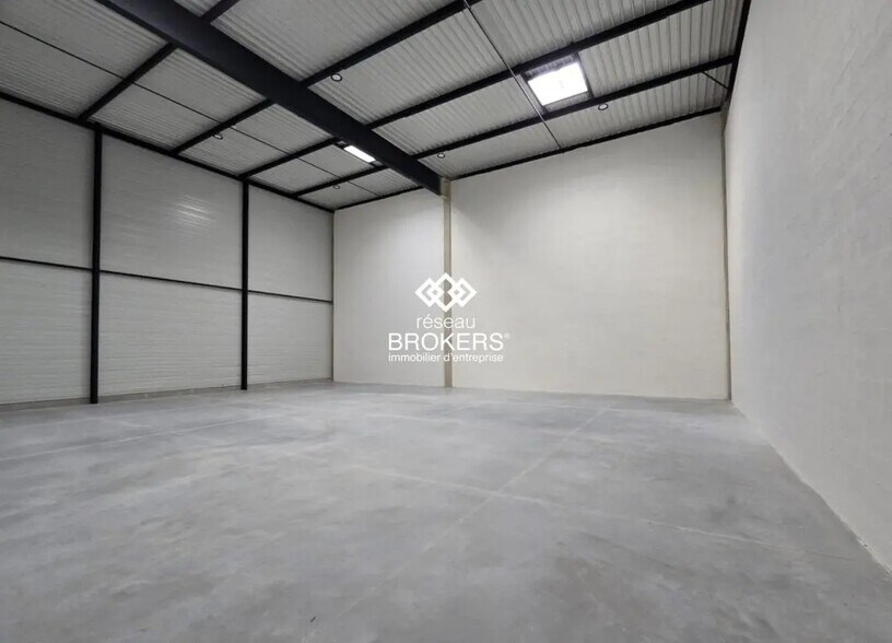 Industrial in Osny for lease - Interior Photo - Image 2 of 3