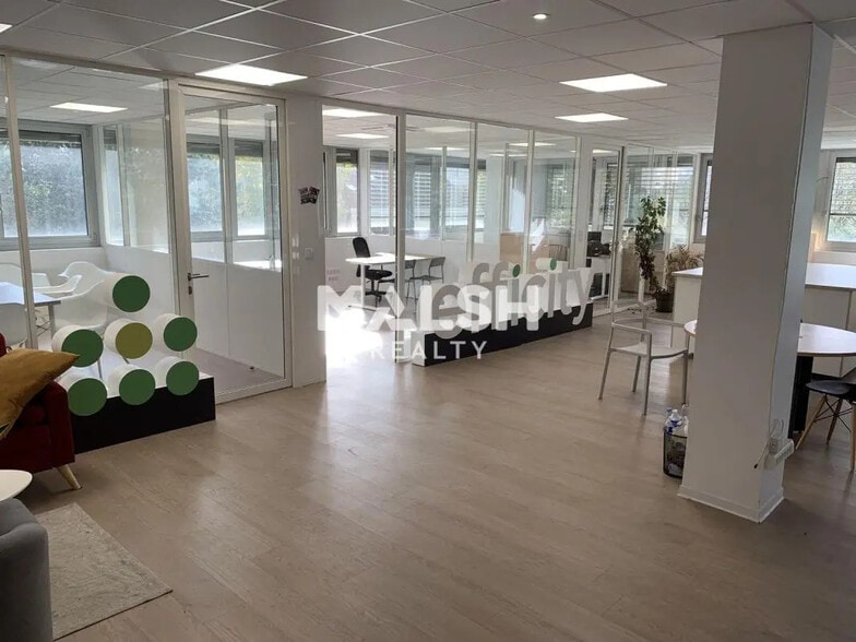Office in Caluire-et-Cuire for lease - Interior Photo - Image 2 of 7