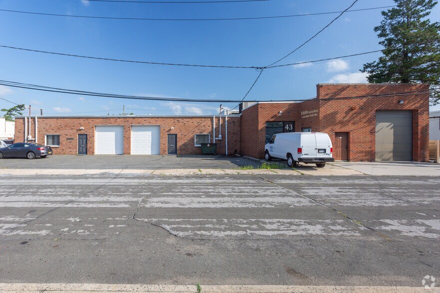 43 Hutcheson Pl, Lynbrook, NY for sale - Primary Photo - Image 1 of 1