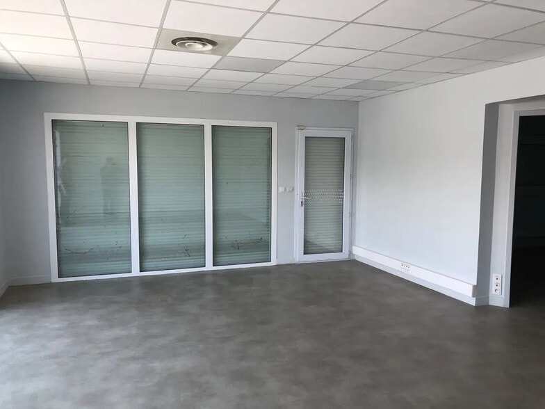 45 A Avenue De Soulac, Le Taillan-Médoc for lease - Interior Photo - Image 3 of 5