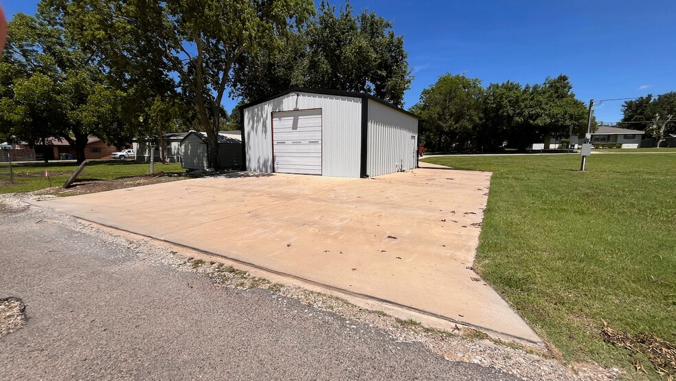 302 N Main St, Collinsville, TX for lease - Building Photo - Image 2 of 8