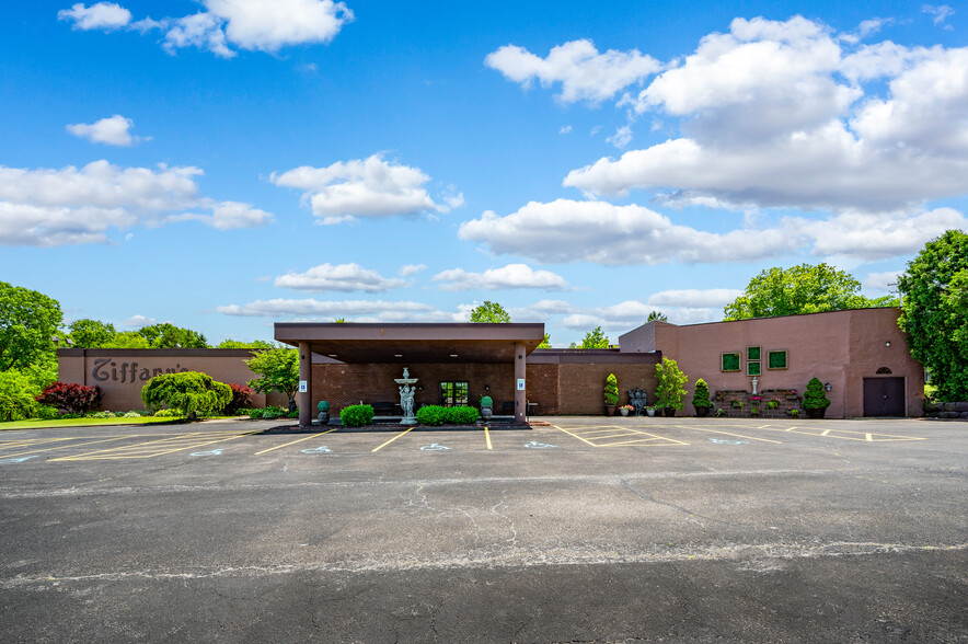 601 Bedford Rd SE, Brookfield, OH for sale - Primary Photo - Image 1 of 11